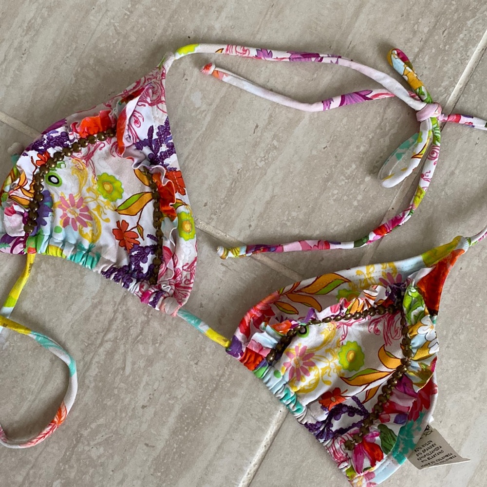 Fits like an XS. Embroidered bikini top.